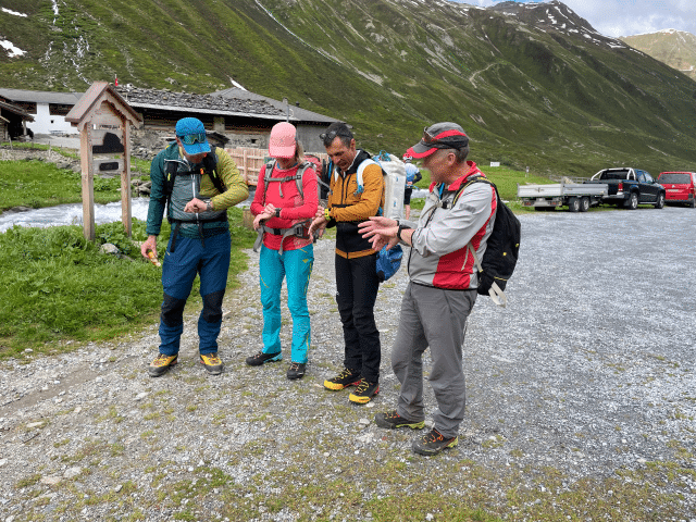 Jetzt geht es Los. Teilnehmende mit ihrer Sportuhr.
